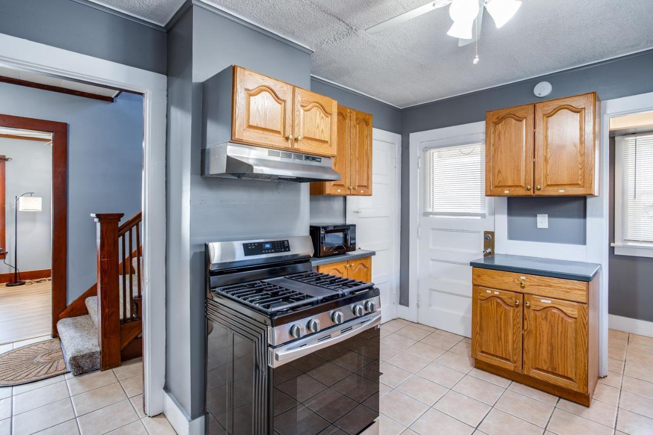 Spacious Home With In-Unit Laundry, Parking, 1Gb Wifi, & Patio Deck Rochester Exterior photo