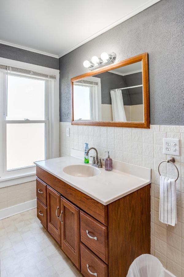 Spacious Home With In-Unit Laundry, Parking, 1Gb Wifi, & Patio Deck Rochester Exterior photo